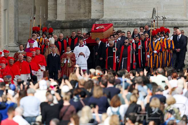 23일(현지시간) 바티칸에서 프란치스코 교황의 관이 성베드로 대성당 내부로 옮겨지고 있다. 이날 일반 조문이 시작된다. 2025.04.23 ⓒ 로이터=뉴스1 ⓒ News1 최종일 선임기자
