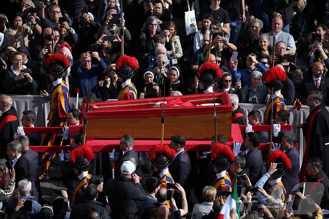 23일(현지시간) 바티칸에서 프란치스코 교황의 관이 성베드로 대성당 내부로 옮겨지고 있다. 이날 일반 조문이 시작된다. 2025.04.23 ⓒ 로이터=뉴스1 ⓒ News1 최종일 선임기자
