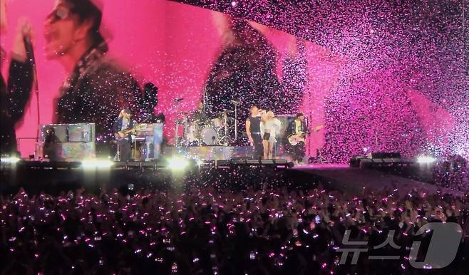 아이돌그룹 블랙핑크 멤버 로제(본명 박채영)가 경기 고양 고양종합운동장에서 열린 밴드 콜드플레이(Coldplay) 두 번째 내한공연 4회차 무대에 등장해 보컬 크리스 마틴과 함께 '아파트'(APT)를 부르고 있다. 2025.4.22/뉴스1 ⓒ News1 황덕현 기후환경전문기자