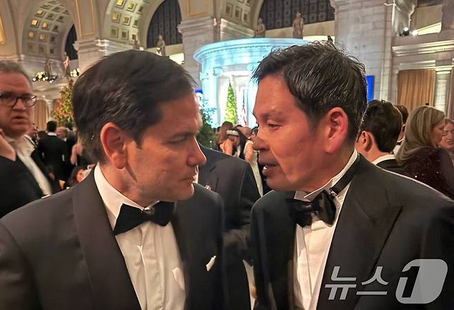 정용진 신세계그룹 회장이 지난 1월 20일(현지시간) 열린 스타라이트 무도회에서 트럼프 행정부 내각 인사 중 최초로 상원 인준을 통과한 마크 루비오 국무장관과 담소를 나누고 있다. (신세계그룹 제공) 2025.1.21/뉴스1