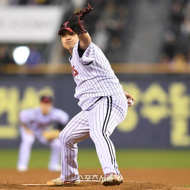 LG 투수 장현식이 15일 잠실구장에서 열린 2025 KBO리그 삼성과 경기 9회 역투하고 있다. 잠실 | 최승섭기자 thunder@sportsseoul.com