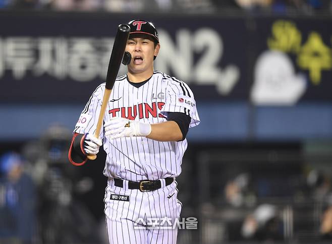 LG 홍창기가 15일 잠실구장에서 열린 2025 KBO 리그 삼성과 경기 7회말 1사2루 파울을 친 후 아쉬워하고 있다. 잠실 | 최승섭기자 thunder@sportsseoul.com
