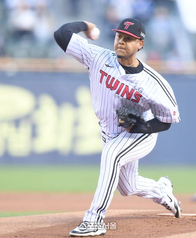 LG 선발투수 에르난데스가 15일 잠실구장에서 열린 2025 KBO리그 삼성과 경기에서 역투하고 있다. 잠실 | 최승섭기자 thunder@sportsseoul.com