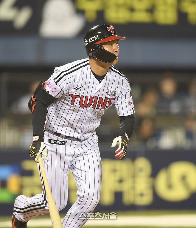 LG 오지환이 26일 잠실구장에서 열린 2025 KBO리그 한화와 경기 7회말 무사1루 타구를 바라보고 있다. 우익수 플라이 아웃. 잠실 | 최승섭기자 thunder@sportsseoul.com