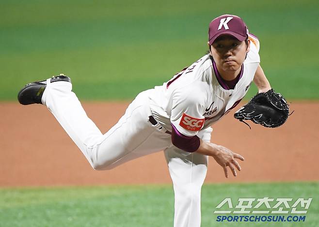 22일 서울 고척스카이돔에서 열린 두산-키움전. 선발투수 하영민이 투구하고 있다. 고척=정재근 기자 cjg@sportschosun.com/2025.4.22/