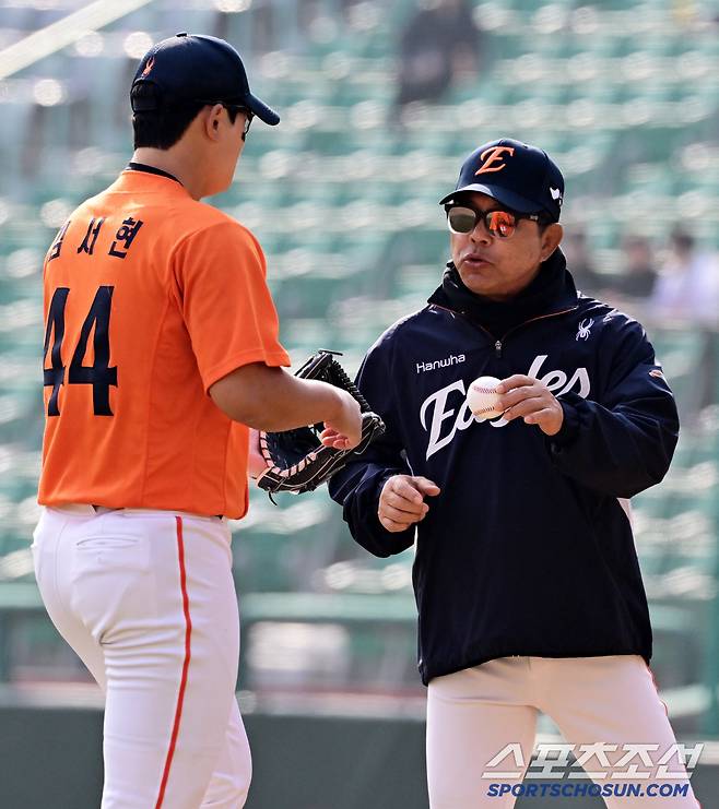 11일 인천 SSG랜더스필드에서 열린 SSG 랜더스와 한화 이글스의 시범경기. 한화 김서현에게 양상문 코치가 볼을 건네고 있다. 인천=박재만 기자 pjm@sportschosun.com/2025.03.11/