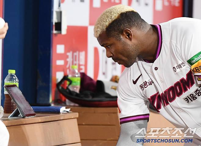 나쁜 공에 배트를 내지 않겠다는 다짐이 또 무너졌다. 2회 첫 타석에서 삼진을 당한 푸이그가 더그아웃에 들어와 ABS 태블릿PC를 보며 실패를 복기했다. 사진=정재근 기자 cjg@sportschosun.com