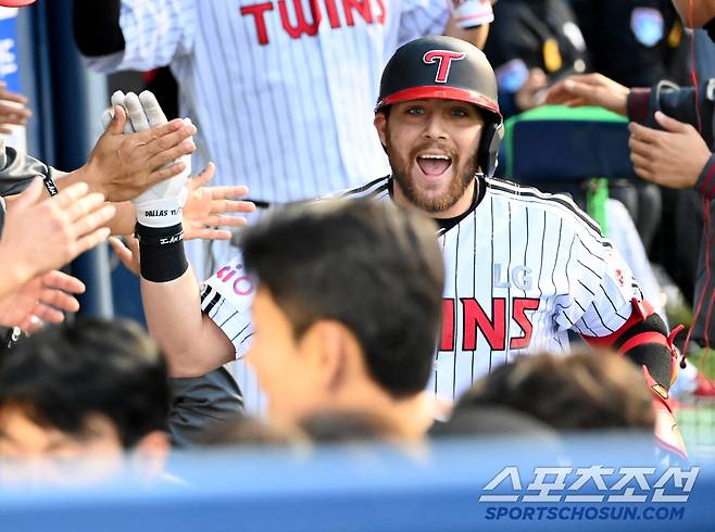 22일 잠실야구장에서 열린 NC와 LG의 경기, 1회말 1사 3루 LG 오스틴이 선제 2점홈런을 치고 환호하고 있다. 잠실=허상욱 기자wook@sportschosun.com/2025.04.22/
