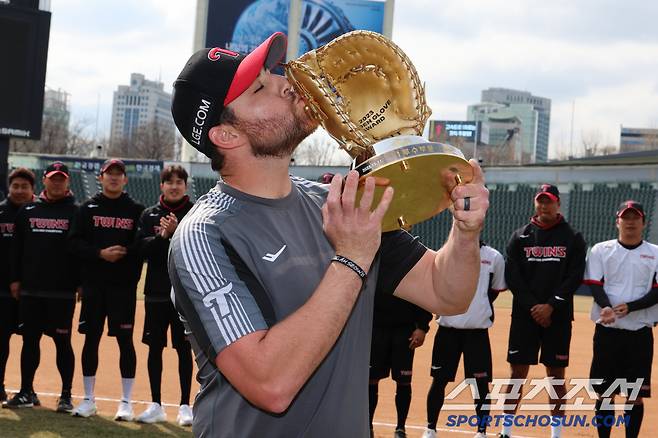 2023시즌 1루수 골든글러브를 수상한 오스틴이 2024년 한국에 와서 직접 골든글러브를 받은 뒤 기뻐하고 있다. 사진제공=LG 트윈스