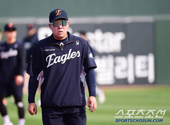 동료들과 함께 몸을 풀고 있는 안치홍.