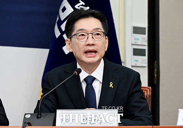 제21대 대통령 선거 더불어민주당 경선에 나선 김경수 전 경남지사가 '국민기본생활보장제도'를 내세웠다. 전 국민이 중위소득 40%의 최저소득을 보장받을 수 있는 제도다. 이재명 전 대표의 '기본소득'과 차별화에 나섰다는 해석이 나온다. /배정한 기자