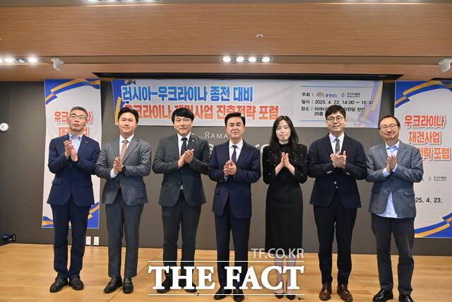 23일 천안 라마다 앙코르바이윈덤호텔에서 2025 수출기업 최고경영자 포럼이 열린 뒤 관계자들이 기념촬영하고 있다. /충남도