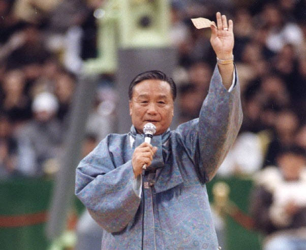 20년 넘게 농구장에서 활약한 국내 1호 장내 아나운서 염철호 씨가 세상을 떠났다. KBL 자료