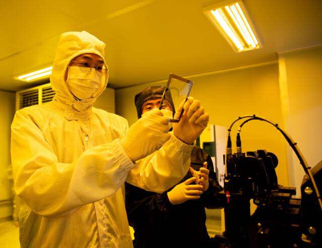 AI반도체 기업의 국제 경쟁력을 위해서는 정부 지원이 강화돼야 한다는 지적이 제기됐다. 사진은 위상 준금속 기반 반도체 소자 제작을 위해 Mask 패턴을 확인하는 모습.
