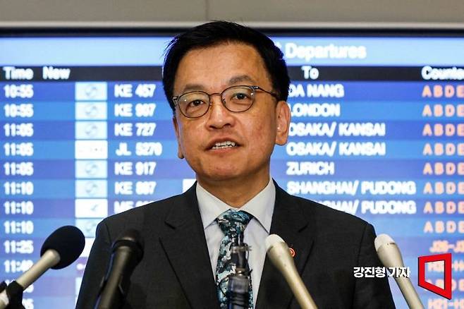 최상목 경제부총리 겸 기획재정부 장관이 21일 인천국제공항 제2여객터미널에서 한미 통상 협의와 주요 20개국 재무장관회의에 참석하기 위해 미국 워싱턴으로 출국에 앞서 입장을 밝히고 있다. 2025.4.22. 강진형 기자