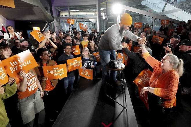 인도 시크교도 이민자 출신인 자그밋 싱 신민주당 대표가 22일(현지시간) 앨버타주 에드먼턴에서 열린 연방 선거 캠페인 행사에서 지지자를 만나고 있다. / AP·연합뉴스
