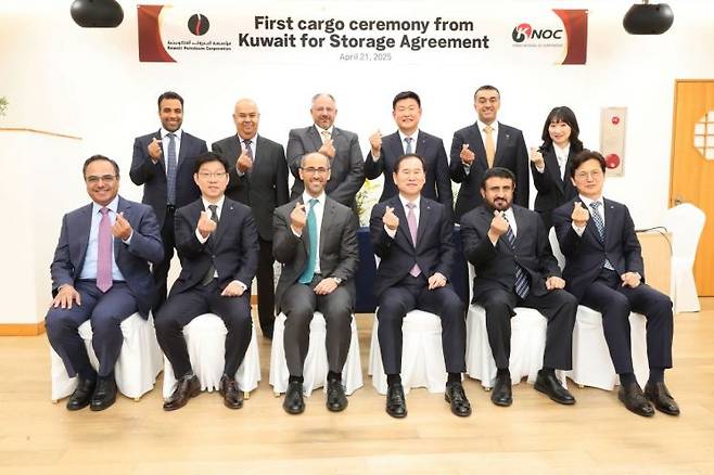 쿠웨이트 국제공동비축 원유 입고 기념행사에서 관계자들이 기념촬영하고 있다.(첫줄 오른쪽 세번째 김동섭 한국석유공사 사장, 첫줄 왼쪽 세번째 KPC CEO 셰이크 나와프 사우드 알 사바) 한국석유공사 제공