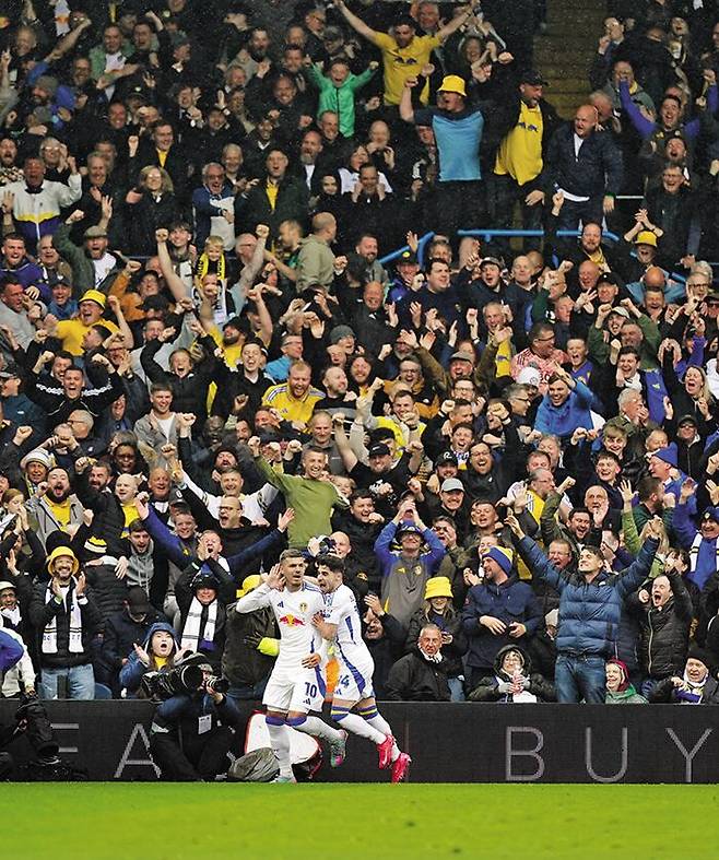 천국의 표정이 이럴까 - 리즈 유나이티드의 조엘 피로에(10번)가 22일 스토크 시티와 벌인 잉글랜드 챔피언십(2부) 홈경기에서 골을 터뜨린 뒤 마노르 솔로몬과 함께 기뻐하고 있다. /AP 연합뉴스