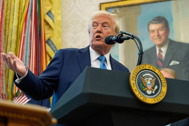 도널드 트럼프 미국 대통령이 22일 백악관에서 취재진과 질의응답을 하고 있다. /AP 연합뉴스