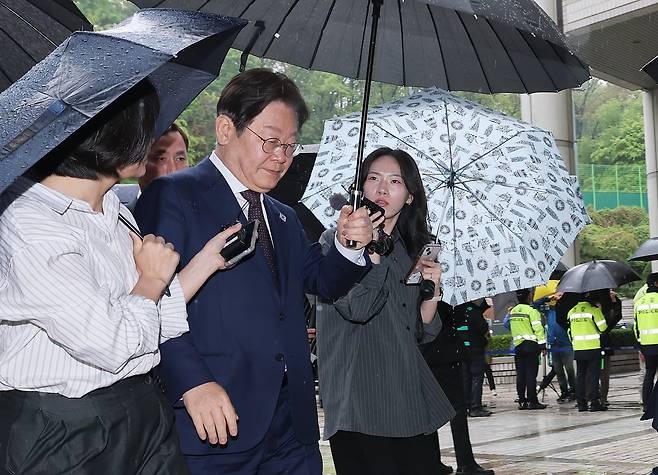 이재명 더불어민주당 전 대표가 22일 오전 서울 서초구 서울중앙지방법원에서 열린 '대장동 배임 및 성남FC 뇌물' 1심 속행 공판에 출석하고 있다./뉴스1