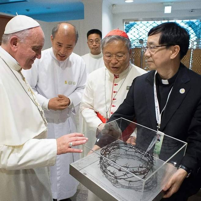2014년 방한한 프란치스코 교황(왼쪽)이 명동대성당 미사 후 휴전선 철조망으로 만든 가시관을 보며 설명을 듣고 있다. 유리 케이스를 든 이가 허영엽 신부. /허영엽 신부 페이스북