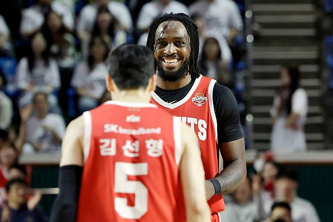 23일 서울 잠실학생체육관에서 열린 프로농구 4강 플레이오프 1차전. 서울 SK의 자밀 워니가 김선형의 득점에 기뻐하고 있다. /뉴스1