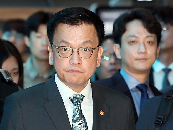 최상목 경제부총리 겸 기획재정부 장관이 22일 오전 인천국제공항에서 한·미 2+2 통상협의(Trade Consultation)와 주요 20개국(G20) 재무장관회의, 국제통화금융위원회(IMFC) 참석을 위해 출국하고 있다. /뉴스1