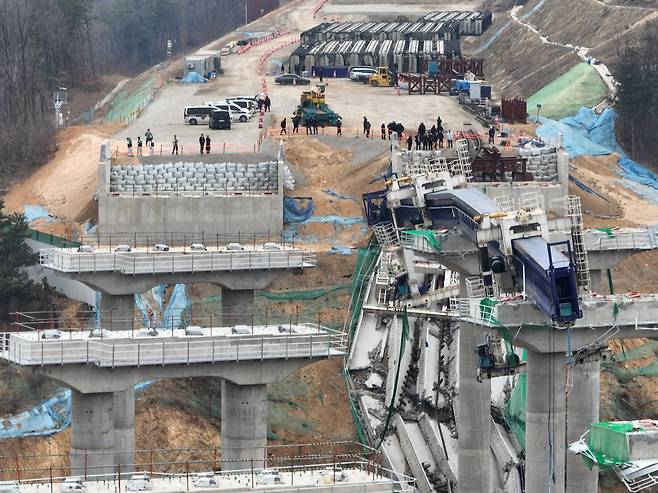 10명의 사상자가 발생한 경기도 안성시 서울세종고속도로 건설 공사 교량 상판 붕괴 사고 현장에서 지난 2월 경찰과 국과수, 산업안전공단, 국립재난안전연구원, 국토안전관리원 등 관계자들이 사고 원인을 찾기 위한 합동 감식을 하고 있다. /연합뉴스