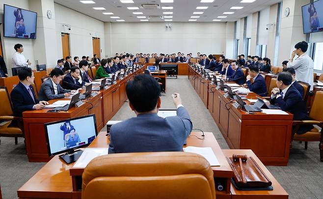 23일 오전 서울 여의도 국회에서 열린 기획재정위원회 제424회국회(임시회) 제1차 전체회의에서 송언석 위원장이 추가경정예산안 관련 질의할 의원들을 파악하고 있다. /뉴스1