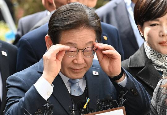 더불어민주당 이재명 대표가 26일 서울 서초구 서울고등법원에서 열린 공직선거법 위반 혐의 2심 선고 공판에 출석하며 안경을 고쳐 쓰고 있다. 연합뉴스