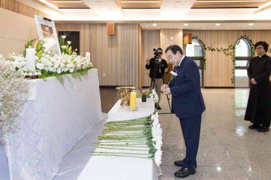 최민호 세종시장이 23일 반곡동 세종요한성바오로2세성당 분향소를 찾아 프란치스코 교황을 조문했다. 세종시 제공