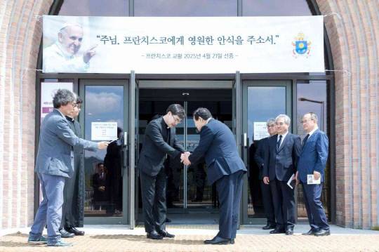 최민호 세종시장이 23일 반곡동 세종요한성바오로2세성당 분향소를 찾아 프란치스코 교황을 조문했다. 세종시 제공