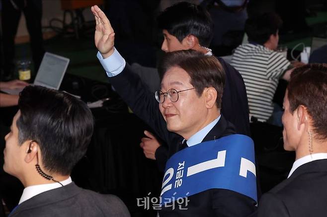 더불어민주당 이재명 대선 경선 후보가 19일 오후 충북 청주 서원구 청주체육관에서 열린 더불어민주당 21대 대선후보 선출을 위한 충청권 합동연설회에서 지지자들을 향해 손을 들어 인사하고 있다. ⓒ데일리안 홍금표 기자