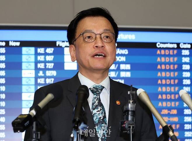 최상목 경제부총리 겸 기획재정부 장관이 22일 오전 인천국제공항 제2여객터미널에서 미국 워싱턴 D.C. 출국을 앞두고 발언을 하고 있다. ⓒ뉴시스