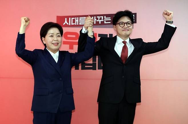 한동훈 21대 대선 국민의힘 경선 후보와 1차 예비경선에서 컷오프의 아픔을 겪은 양향자 전 후보가 23일 오후 서울 여의도 한동훈 캠프 사무실에서 손을 맞잡고 기념촬영을 하고 있다. 이날 양 전 후보는 한동훈 후보 지지를 선언했다. ⓒ뉴시스