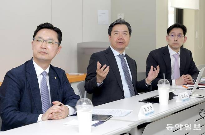 화정평화재단은 4월 17일 동아닷컴 대회의실에서 ‘대서양 동맹의 균열과 유럽의 지정학적 변환’을 주제로 연구위원 간담회를 가졌다. 장원준 전북대 방위산업융합과정 교수, 이재승 고려대 일민국제관계연구원장, 김인한 이화여대 정치외교학과 교수(왼쪽부터)가 토론하고 있다. 변영욱 기자 cut@donga.com
