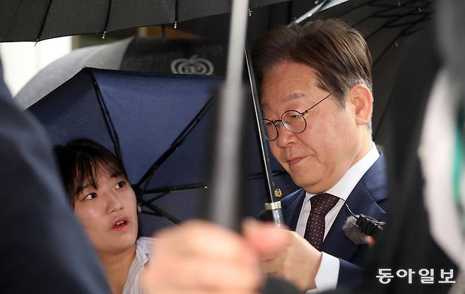 이재명 더불어민주당 대선 후보가 22일 오전 서울 서초구 서울중앙지방법원에서 열린 ‘대장동 배임 및 성남FC 뇌물’ 1심 속행 공판에 출석하고 있다.  장승윤 기자 tomato99@donga.com
