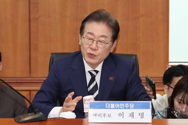 [서울=뉴시스] 이재명 제21대 대통령 선거 더불어민주당 경선 후보가 21일 서울 여의도 금융투자협회에서 열린 자본시장 활성화를 위한 정책간담회에서 인사말을 하고 있다. 2025.04.21.뉴시스