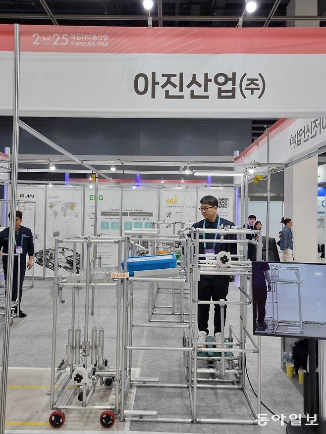23일 서울 서초구 aT센터에서 개막한 ‘2025 자동차부품산업 ESG·부품산업 박람회’에서 아진산업 관계자가 중력을 이용해 자동차 부품을 이송하는 시스템을 선보이는 모습. 김도형 기자 dodo@donga.com