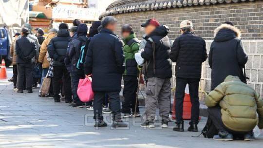 노인무료급식소 앞 어르신들. 사진=연합뉴스