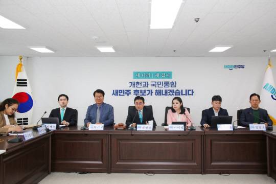 전병헌 새미래민주당 대표가 23일 오전 서울 여의도 한양빌딩 당사에서 열린 새민주당 최고위원회의에서 모두발언을 하고 있다. 왼쪽부터 서효영 최고위원, 진예찬 최고위원, 이근규 최고위원, 전 대표, 이미영 수석최고위원, 신재용 최고위원, 정형호 최고위원.<새미래민주당 제공>