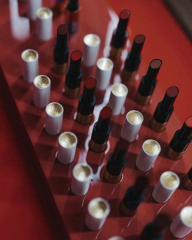 열네 가지 컬러로 출시된 실키 립스틱 샤인, 9만8천원, Hermès Beauty.