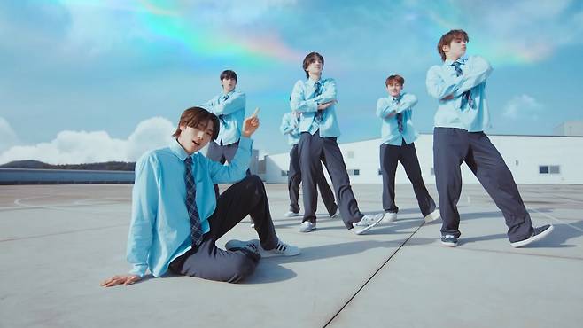 투어스 '첫 만남은 계획대로 되지 않아' MV 스틸컷