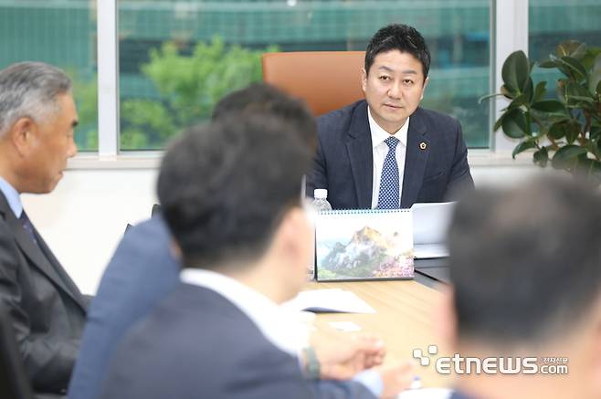 김진경 경기도의회 의장이 22일 도의회 의장실에서 도내 중소기업·소상공인 관계자들과 만나 현장 목소리를 청취했다.