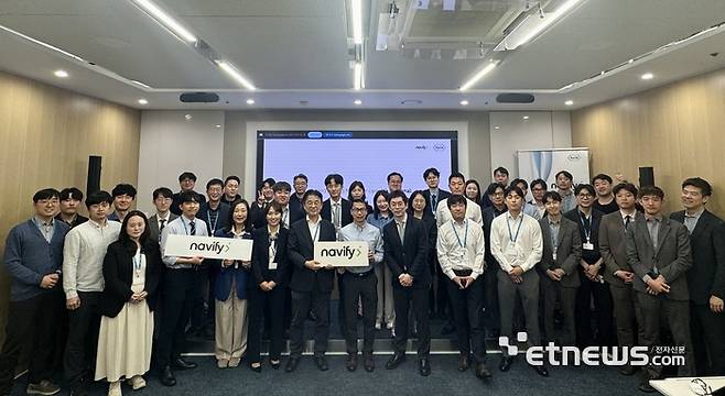 지난 22일 열린 '네비파이 데이'에서 한국로슈진단 관계자들이 기념촬영했다.