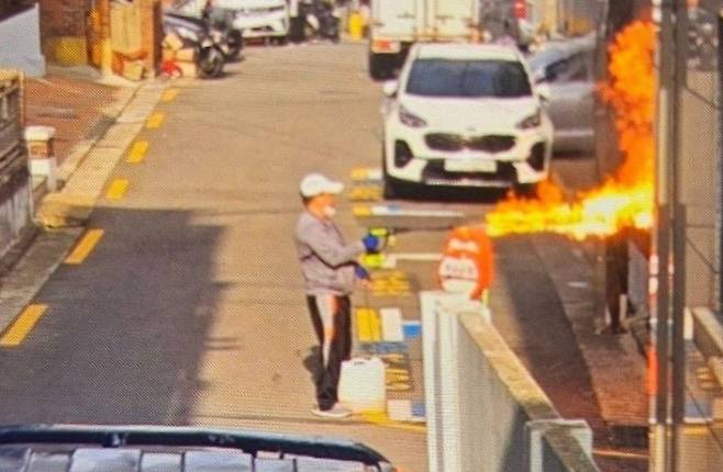 21일 오전 서울 관악구 봉천동에서 60대 남성이 농약살포기를 이용해 건물을 향해 불꽃을 발사하고 있다. (온라인 커뮤니티 갈무리. 재판매 및 DB 금지) /사진=뉴스1