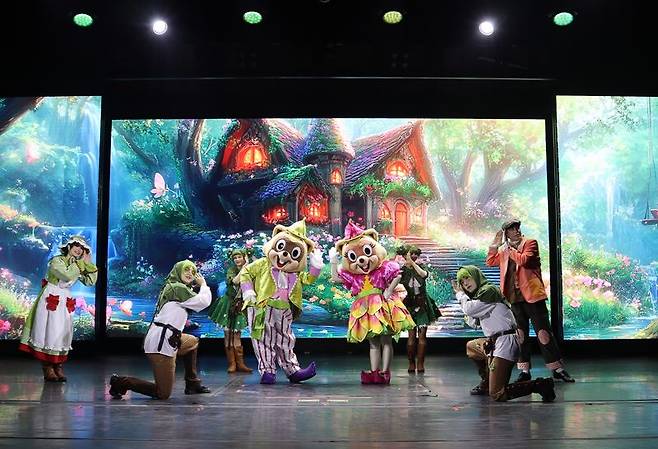 봄 시즌 공연 '로리스 블루밍 파티' 공연 모습. 롯데월드 부산 제공