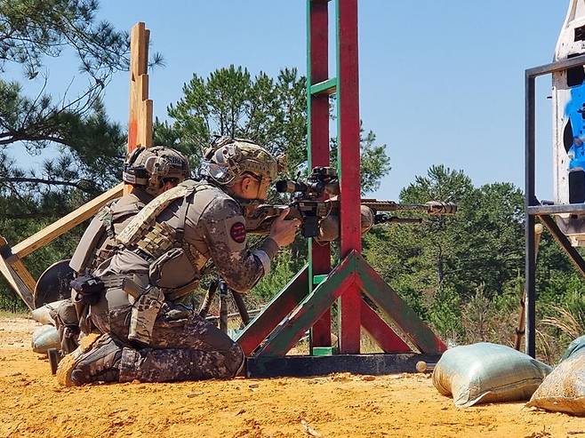 육군 1군단 특공연대 저격수팀은 지난 4일부터 10일까지 미 조지아주 포트무어에서 개최된 '2025년 미 국제 저격수대회'에 참가해 '국제부문 1위'의 우수한 성적을 거두었다. 지난 2001년 시작되어 올해로 25회를 맞은 저격수대회는 세계 각국에서 선발된 최고의 저격수들이 모여 실력을 겨루는 권위있는 대회다. 사진은 1군단 특공연대 저격수팀 장제욱 중사(사수)와 박대운 상사(관측수)가 타켓을 저격하고 있는 모습. 육군 제공