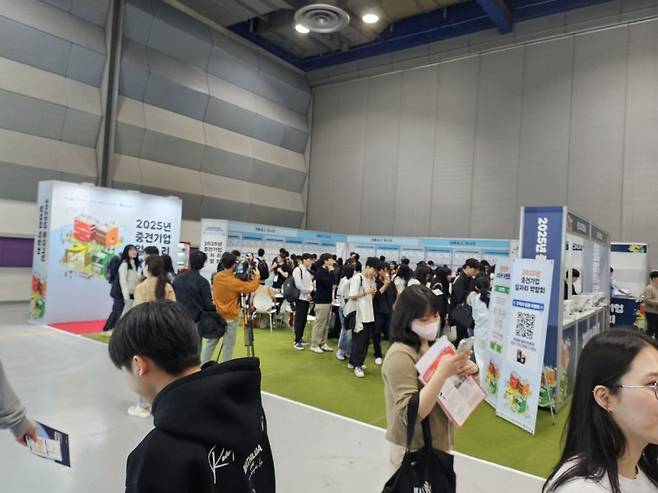 산업통상자원부가 주최하고 한국중견기업연합회, 한국장학재단이 공동 주관한 '2025 중견기업 일자리 박람회'가 23일 서울 삼성동 코엑스에서 열렸다. 이날 박람회를 찾은 취업 준비생들이 박람회장 입구에서 설치된 게시판을 둘러보고 있다. 사진=이유범 기자
