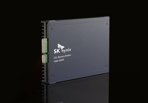 SK하이닉스가 개발한 컴퓨트 익스프레스 링크(CXL) 2.0 기반 D램 설루션 CMM(CXL 메모리 모듈)-DDR5 96GB(기가바이트) SK하이닉스 제공